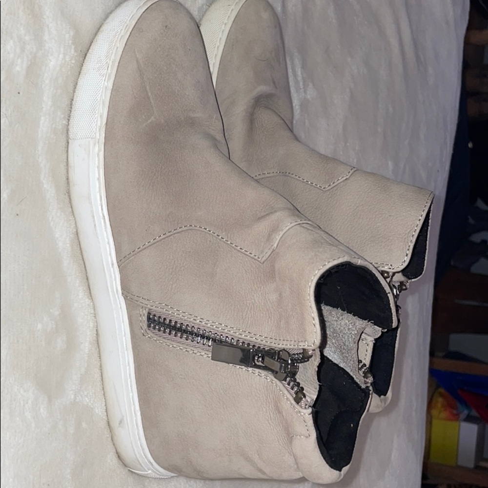 Kenneth Cole neutral color sneakers 7.5